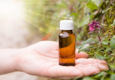 Mantarların arka planında özü olan bir şişe..