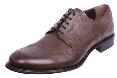 Arka planda kahverengi erkek ayakkabıları.