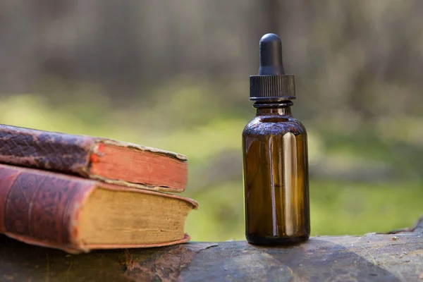 Naturapotheke Mit Ätherischen Ölen Und Buch Auf Wissenschaftsblatt — Stockfoto