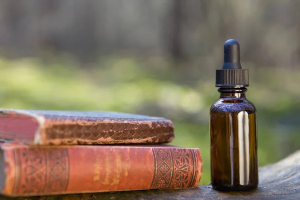 Naturapotheke Mit Ätherischen Ölen Und Buch Auf Wissenschaftsblatt — Stockfoto