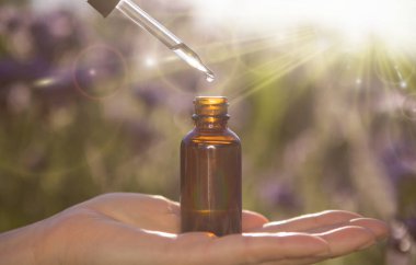 Bir şişe esaslı yağ aromalı modern eczacı. Seçici odak.