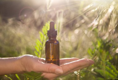 Alternatif Tıp - Şişeler ve El. Spekülasyonu kopyala.