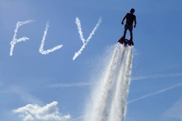 Flyboard Exposição Homem Sessão Sobrevoo Nas Águas Água Marinha Inscrição — Fotografia de Stock