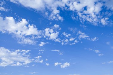 Küçük bulutlu mavi gökyüzü arkaplanı.