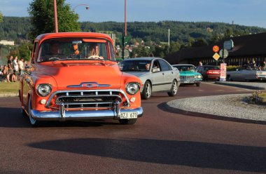 Rattvik, İsveç - 27 Temmuz 2013: Chevrolet 3100 Pickup, klasik kamyon 4x4 Klasik Araba Haftası Rttvik. Benzersiz turuncu kamyonet. İsveç 'te klasik araba festivali