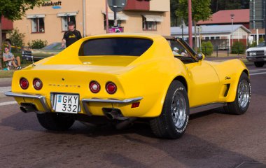 Rattvik, İsveç - 27 Temmuz 2013: Yellow vintage Cheevrolet Corvette Stingray, eski spor araba. Klasik Araba Haftası Rttvik.