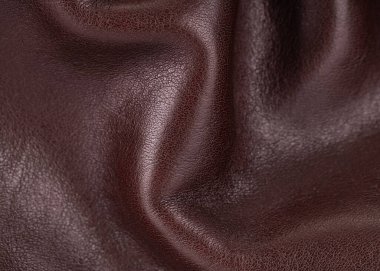 Kahverengi deri, doğal kıvrımlı.