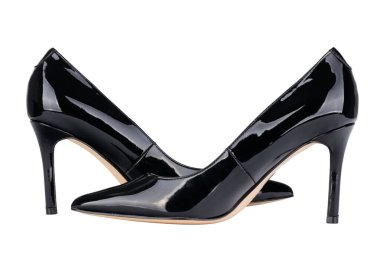 Beyaz arka planda üst üste yerleştirilmiş siyah topuklu ayakkabılar.