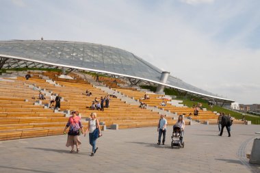 Moskova, Rusya - 17 Mayıs 2018: insanlar Zaryadye Park büyük Amphitheater yakınındaki. Zaryadye parkıdır manzara kentsel park yer bitişik Kızıl Meydan, Moskova.