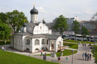 Moskova, Rusya - 17 Mayıs 2018: Kilise anlayışı St. Anne Moskoretskaya dolgu üzerinde. XVI. yüzyılın ortasında bu bina inşa edilmiştir.