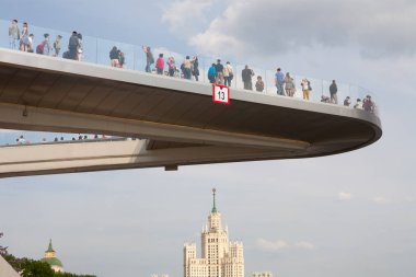 Moskova, Rusya - 17 Mayıs 2018: yüzen köprüde Moskvoretskaya dolgu ve Kotelnicheskaya setin bina. Kotelnicheskaya dolgu bina 1952 yılında tamamlanan yedi Stalinist gökdelenler biridir.