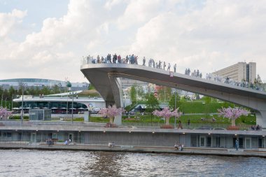 Moskova, Rusya - 17 Mayıs 2018: yüzen köprü Zaryadye Park. Zaryadye parkıdır manzara kentsel park yer bitişik Kızıl Meydan, Moskova.