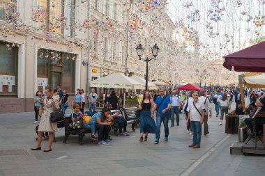 Moskova, Rusya - 17 Mayıs 2018: Nikolskaya sokakta oturan insanlar. Nikolskaya sokaktır yayalara merkezi Moskova'da.