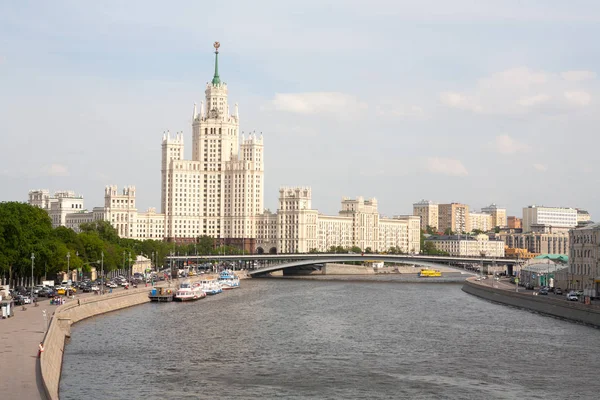 モスクワ ロシア連邦 2018 Moskvoretskaya モスクワ川や高層建物に Kotelnicheskaya Kotelnicheskaya 堤防の建物は 1952 年に完了した — ストック写真
