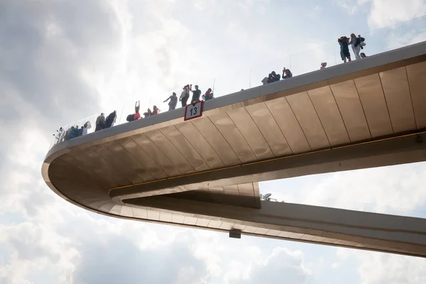 Москва Россия Мая 2018 Года Люди Отдыхают Плавучем Мосту Парке — стоковое фото