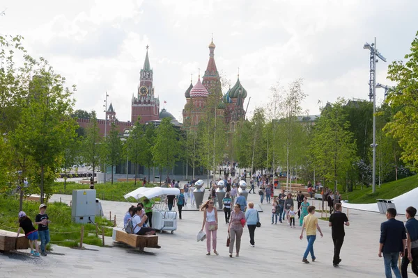 Moscow Rússia Maio 2018 Pessoas Caminhando Parque Zaryadye Zaryadye Park — Fotografia de Stock