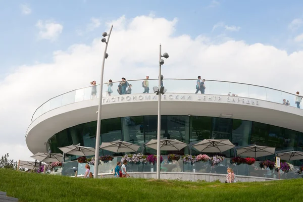 モスクワ ロシア連邦 2018 Zaryadye 公園内レストランを美食の中心地 Zaryadye 公園の風景は モスクワの赤の広場に隣接する都市公園 — ストック写真