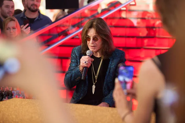 Moskova, Rusya - 17 Mayıs 2018: Ozzy Osbourne İngiliz, müzisyen onun adı yıldız Vegas Crocus City alışveriş merkezinde imza töreni sırasında rock. Bu yıldız sokak of Glory Vegas Crocus City alışveriş merkezinde yüklenecektir.