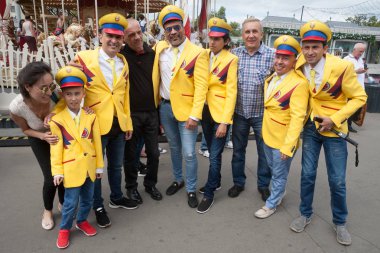 Moskova, Rusya - 21 Haziran 2018: 2018 Dünya Kupası sırasında Devrim Meydanı'nda dinlenme Kolombiya futbol taraftarları. Moskova merkezinde yer alan Devrim kare.