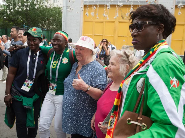 Moskwa Rosja Czerwca 2018 Senegalu Starszy Rosyjski Piłkarz Kobiet Fanów — Zdjęcie stockowe