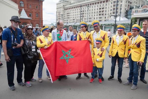 モスクワ ロシア連邦 2018 コロンビア モロッコのサッカーファン 2018 杯中に革命広場でモロッコのフラグを保持します 革命広場はモスクワの中心部に位置します — ストック写真