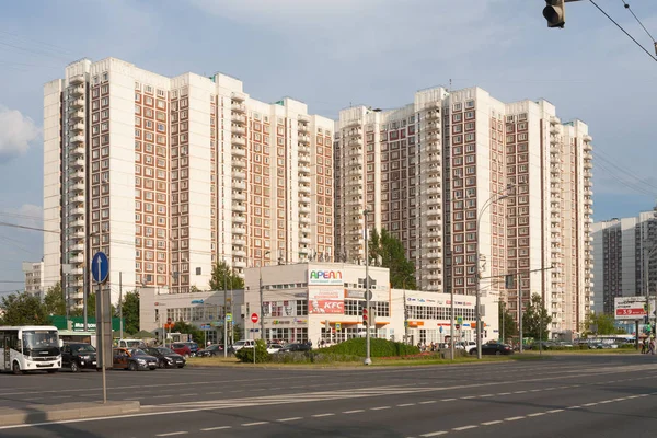 Moskwa Rosja Maja 2018 Areal Sklepu Duży Budynek Mieszkalny Altufevskoe — Zdjęcie stockowe