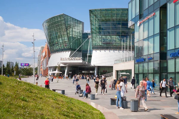 Moskou Rusland Juli 2018 Veel Mensen Lopen Buurt Van Shopping — Stockfoto