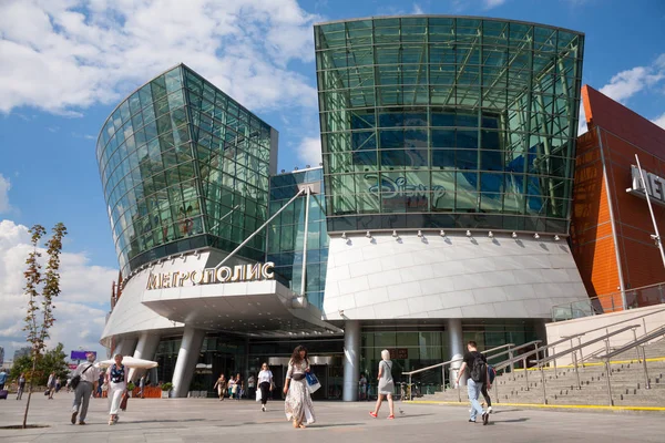 Leningradskoye 高速道路の建物モスクワ ロシア連邦 2018 大都市のショッピング モール メトロポリスの買物をする店は 2009 年に建てられました — ストック写真