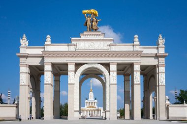 Moskova, Rusya - 17 Temmuz 2018: Ana giriş ve orta VDKNh. VDKNh Pavyonu kalıcı genel amaçlı Fuar ve eğlence parkı olduğunu.