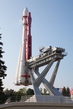 Moskova, Rusya - 17 Temmuz 2018: Vostok roketi VDKNh. VDKNh içinde kalıcı genel amaçlı Fuar ve eğlence parkı olduğunu.