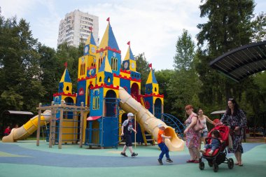 Moskova, Rusya - 18 Temmuz 2018: Yetişkin ve Çocuk Bahçesi Lianozovo Park içinde. Bu parkın kuzey doğu Moskova'da bulunan.