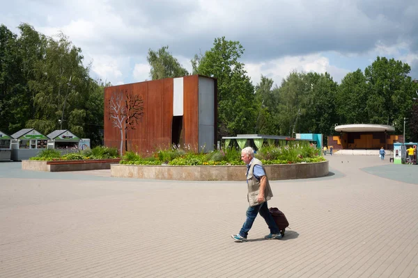 Москва Россия Июля 2018 Года Прогулка Центральной Площади Парка Лианозово — стоковое фото