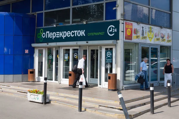 Moskva Ryssland Juli 2018 Perekrestock Supermarket Och Människor Cherepovetskaya Street — Stockfoto