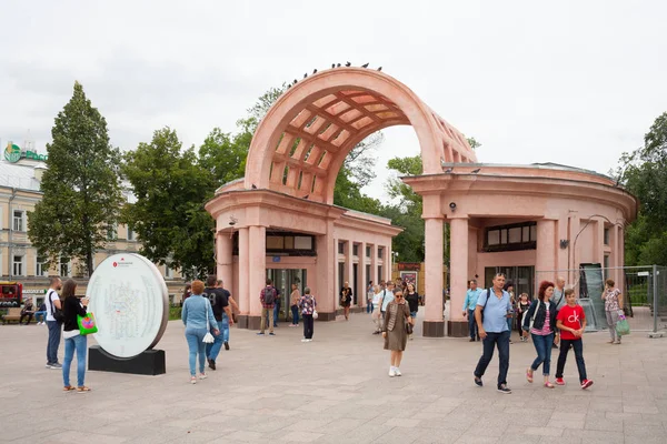 モスクワ ロシア連邦 2018 Kropotkinskaya 地下鉄駅の近く この駅は Gogolevsky 大通りにあります — ストック写真