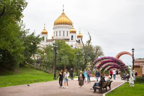 Moscow Russia July 2018 People Walking Gogolevsky Boulevard Christ Savior — Stock Photo, Image