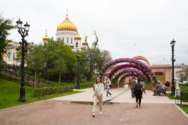 Moscou Russie Juillet 2018 Peuple Boulevard Gogolevsky Cathédrale Christ Sauveur — Photo