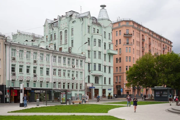 Moskova, Rusya - 23 Temmuz 2018: Filatov ve Baranov kazançlı evlerde Ostozhenka sokak. Ostozhenka street, merkezi Moskova'da bulunan.