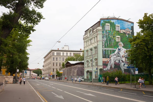 モスクワ ロシア連邦 2018 はツルゲーネフ近くの Ostozhenka 通りを歩きます モスクワの中心部に位置する Ostozhenka — ストック写真