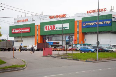 Moskova, Rusya - 24 Temmuz 2018: Chas PIK alışveriş merkezi bina, otopark ve alıcılar Korneychuka sokakta. Bu sokağın Kuzey Doğu Moskova Bibirevo İlçesi'nde yer alan.