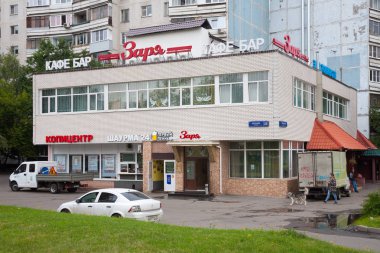 Moskova, Rusya - 24 Temmuz 2018: Zarya cafe bar Leskova Caddesi. Bu sokağın Kuzey Doğu Moskova Bibirevo İlçesi'nde yer alan.