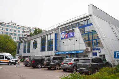 Moskova, Rusya - 24 Temmuz 2018: yüzme havuzu bina ve Korneychuka caddede otopark. Bu sokağın Kuzey Doğu Moskova Bibirevo İlçesi'nde yer alan.