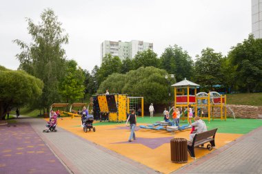 Moskova, Rusya - 24 Temmuz 2018: Çocuk oyun alanı, insanlar, evi ve Belozerskaya street ağaçlarda. Bu sokağın Kuzey Doğu Moskova Bibirevo İlçesi'nde yer alan.