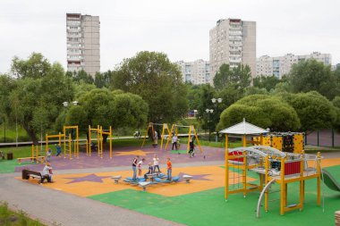 Moscow, Rusya Federasyonu - 24 Temmuz 2018: Çocuk Bahçesi, insanlar, ağaçlar ve Belozerskaya caddede ev sahipliği yapmaktadır. Bu sokağın Kuzey Doğu Moskova Bibirevo İlçesi'nde yer alan.