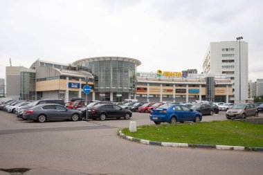 Moskova, Rusya - 24 Temmuz 2018: Lenta hipermarket bina, otopark ve evde Bibirevskaya sokak. Bu sokağın Kuzey Doğu Moskova Bibirevo İlçesi'nde yer alan.