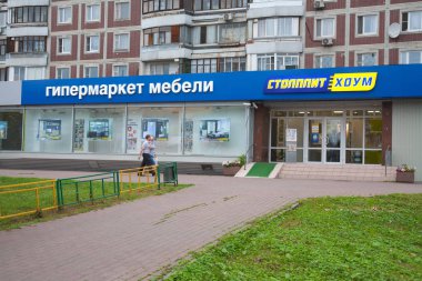 Moskova, Rusya - 24 Temmuz 2018: Stolplit ev mobilya hipermarket yapı ve alıcılar Prishvina sokakta. Bu sokağın Kuzey Doğu Moskova Bibirevo İlçesi'nde yer alan.