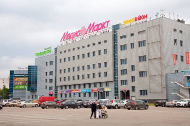 Moskova, Rusya - 24 Temmuz 2018: Marcos Mall alışveriş eğlence karmaşık bina, otopark ve kişi Altufevskoe karayolu. Bu otoyol, Bibirevo bölge Moskova'da bulunan.