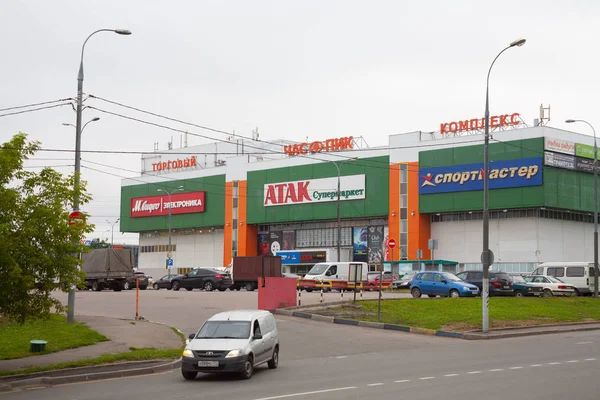 모스크바 러시아 2018 Chas Pik 쇼핑몰 건물과 자동차 Korneychuka 거리에 — 스톡 사진