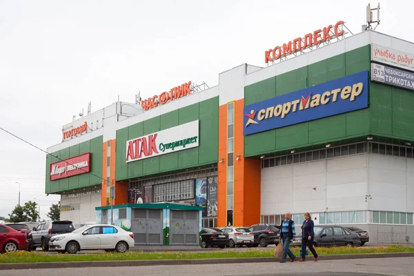 モスクワ ロシア連邦 2018 Chas Pik ショッピング モール構築 Korneychuka 通りは車やバイヤー この通りは北の東のモスクワの — ストック写真