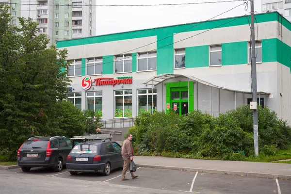 Moscow Russia July 2018 Pyatyorochka Supermarket Building Car Parking Belozerskaya — Stock Photo, Image