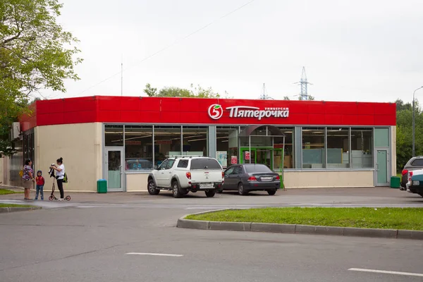 Moskou Rusland Juli 2018 Pyaterochka Levensmiddel Supermarkt Gebouw Auto Mensen — Stockfoto